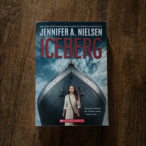 🪷 5/$10 🪷 Scholastic Iceberg by Jennifer A. Nielsen - Blue and Black Cover - Picture 1 of 4